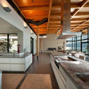 Kelowna House 13 Massive Kelowna House Overlooking a Fantastic Scenery Picture 13