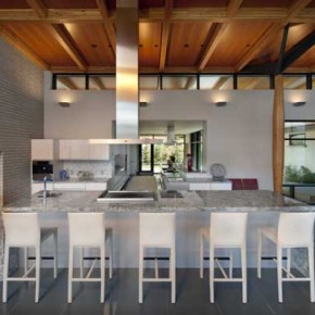 Kelowna House 15 Massive Kelowna House Overlooking a Fantastic Scenery Picture 15