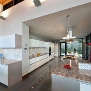 Kelowna House 16 Massive Kelowna House Overlooking a Fantastic Scenery Pict 16