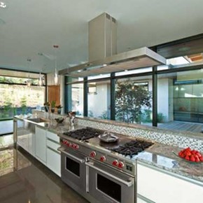 Kelowna House 17 Massive Kelowna House Overlooking a Fantastic Scenery Image 17