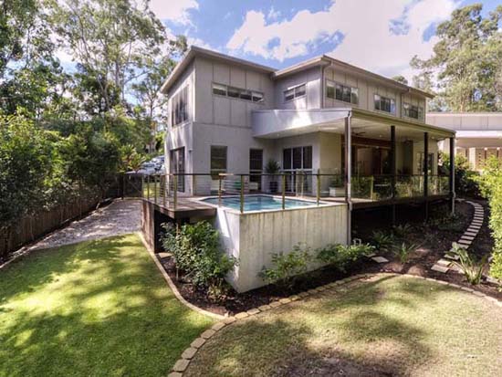 Warm and Green Residence for Family Retreats