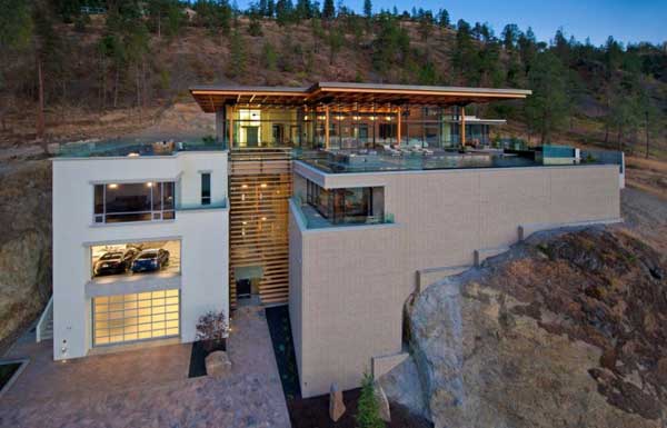 Overlooking Fantastic Scenery : Massive Kelowna House